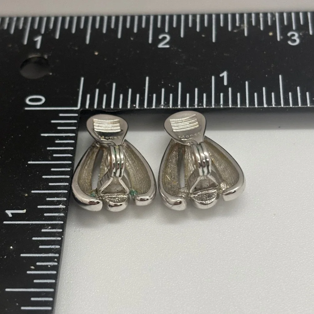 Monet Vintage‎ Silver Tone Triple Teardrop Clip On Earrings 4510